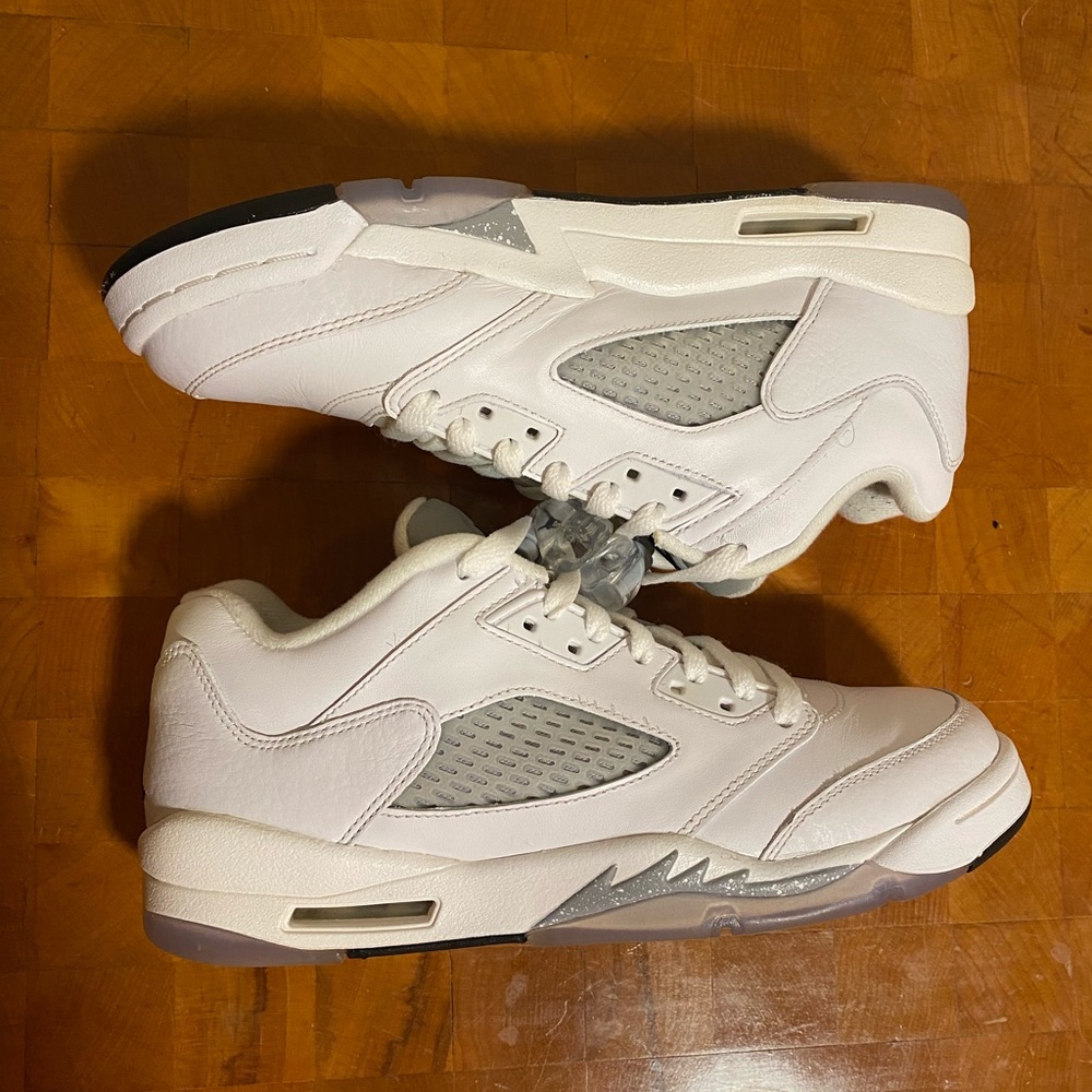 Air Jordan retro White metallic 5 lows size 7Y